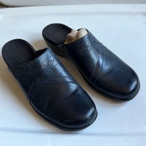 Clarks Bendables navy blue shoes